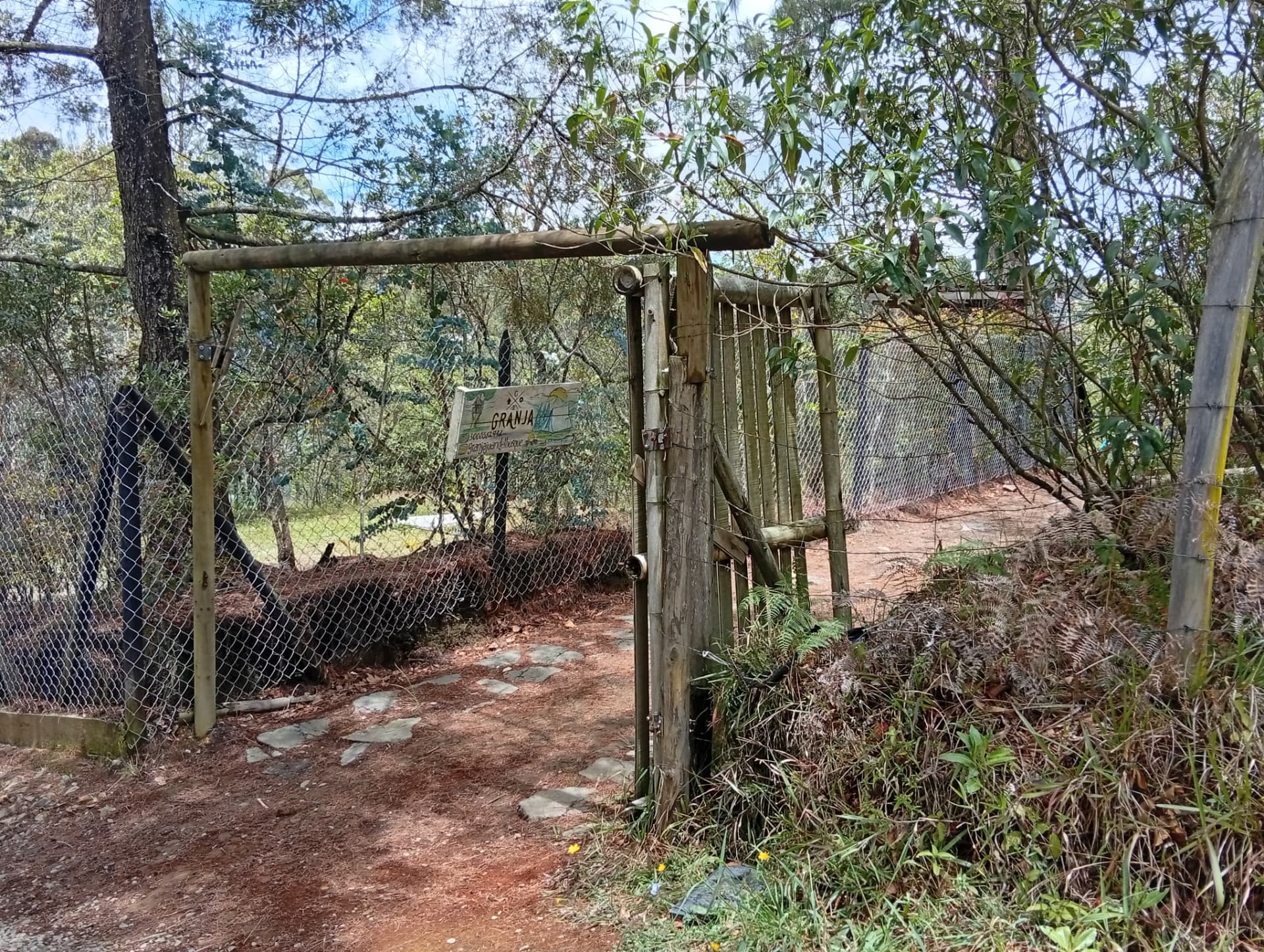 Entrada de madera a La Granja Juan del Bosque en Santa Elena